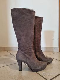 stivali alti con tacco