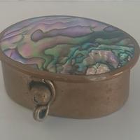 Portapillole vintage in madreperla e alpaca.  