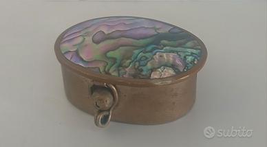 Portapillole vintage in madreperla e alpaca.  