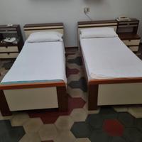 2 Letti singoli con mobile vintage