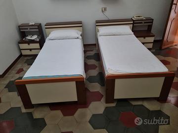 2 Letti singoli con mobile vintage