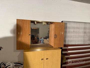 Mobiletto da bagno con luci e specchio