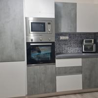 cucina bicolore più altri mobili