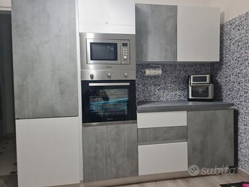 cucina bicolore più altri mobili