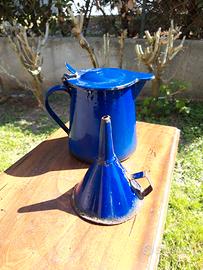 Vintage vecchio bricco e imbuto