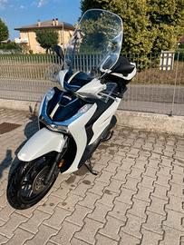 Honda SH125 del 06/2022 con 14000 kg tagliandato