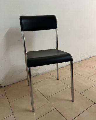 N.  4. Sedie acciaio e plastica nera
