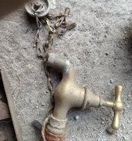 Vecchio rubinetto in ottone 