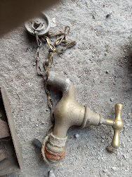 Vecchio rubinetto in ottone 