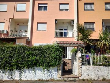 VILLA A SCHIERA CENTRALE A CASTROLIBERO