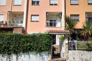 VILLA A SCHIERA CENTRALE A CASTROLIBERO