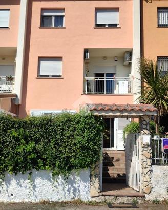 VILLA A SCHIERA CENTRALE A CASTROLIBERO
