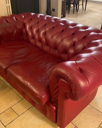 Divano Chesterfield in pelle bordeaux
