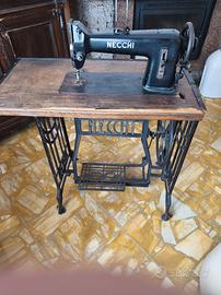 Macchina da cucire Necchi antica vintage