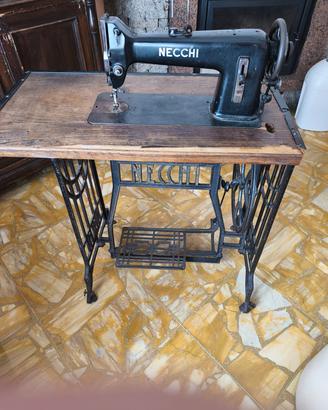 Macchina da cucire Necchi antica vintage