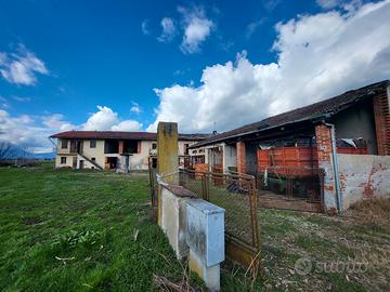 Cavour rustico abitazione ampi alloggi magazzini