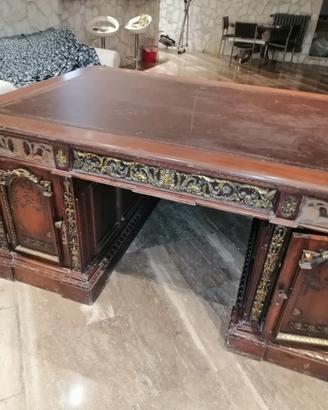 Scrivania Resolute desk