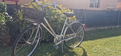 Graziella Holland con cestino e portapacchi