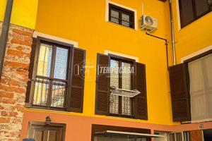 CASA SEMINDIPENDENTE CON BOX AUTO E TAVERNA IN CON