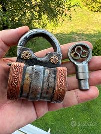 Antico massiccio lucchetto decorato con chiave