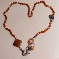 Elegante collana in perle e ciondoli in agata