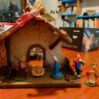 capanna e statuine presepe