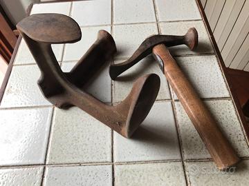 ANTICHI STRUMENTI DA CALZOLAIO. MARTELLO E PIEDE D