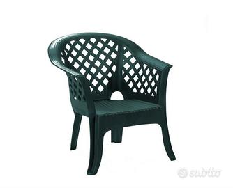 Set da esterno: panchina, due poltrone e tavolino.