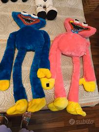 Peluches vari di grandi dimensioni.