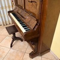 Pianoforte antico marrone perfettamente funzionant