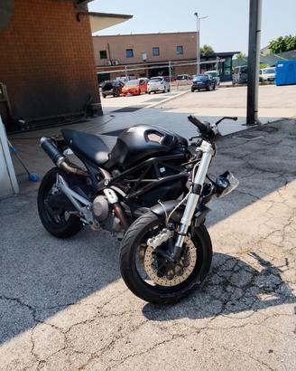 Ducati monster 696 incidentata e smembrata
