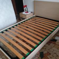 Letto frassino con gambe e rete a doghe con piedi