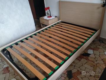 Letto frassino con gambe e rete a doghe con piedi