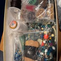 Stock di 4kg di perline e accessori assortiti