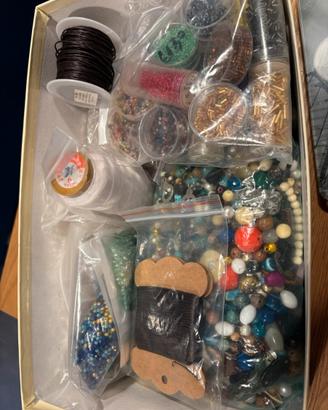 Stock di 4kg di perline e accessori assortiti