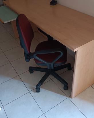 Scrivania e poltroncina