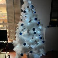 Albero di natale bianco con luci e decorazioni
