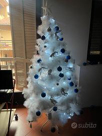 Albero di natale bianco con luci e decorazioni