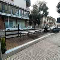 Dehor + 3 ombrelloni + 2 stufe + tavoli e sedie