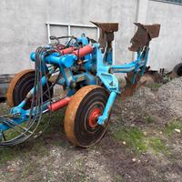 Aratro bivomere reversibile carellato