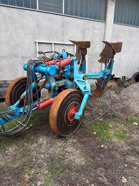 Aratro bivomere reversibile carellato