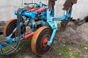 Aratro bivomere reversibile carellato