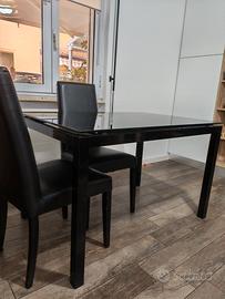 tavolo nero allungabile con sedie