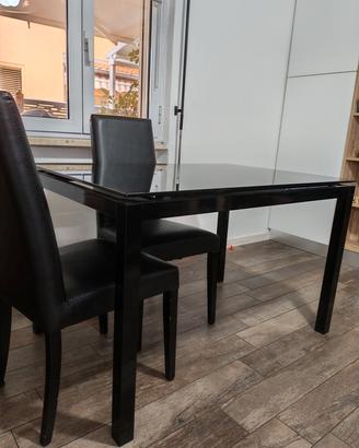 tavolo nero allungabile con sedie
