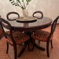 Tavolo e sedie in legno di mogano