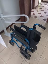sedia a rotelle e maniglione bagno disabili