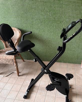 Cyclette nera pieghevole con schienale e maniglie