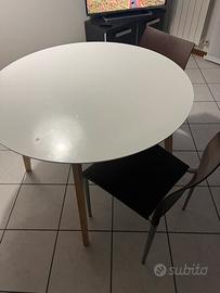 Tavolo rotondo sala con sedie