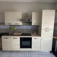 Cucina completa con elettrodomestici