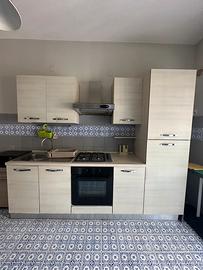 Cucina completa con elettrodomestici
